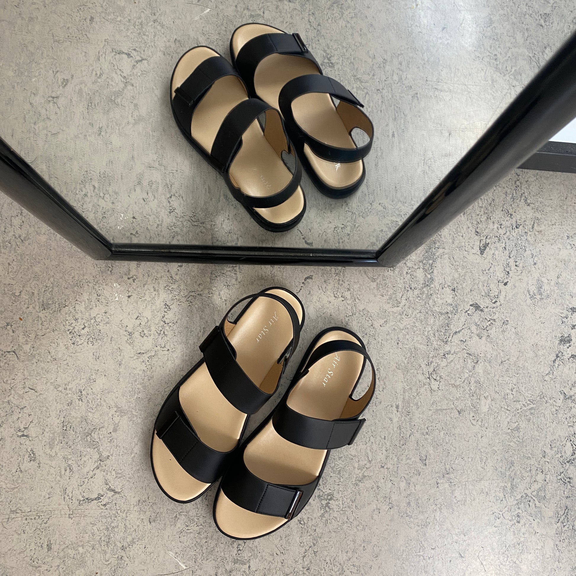 Sort sandal med justerbare remme & blød komfortsål