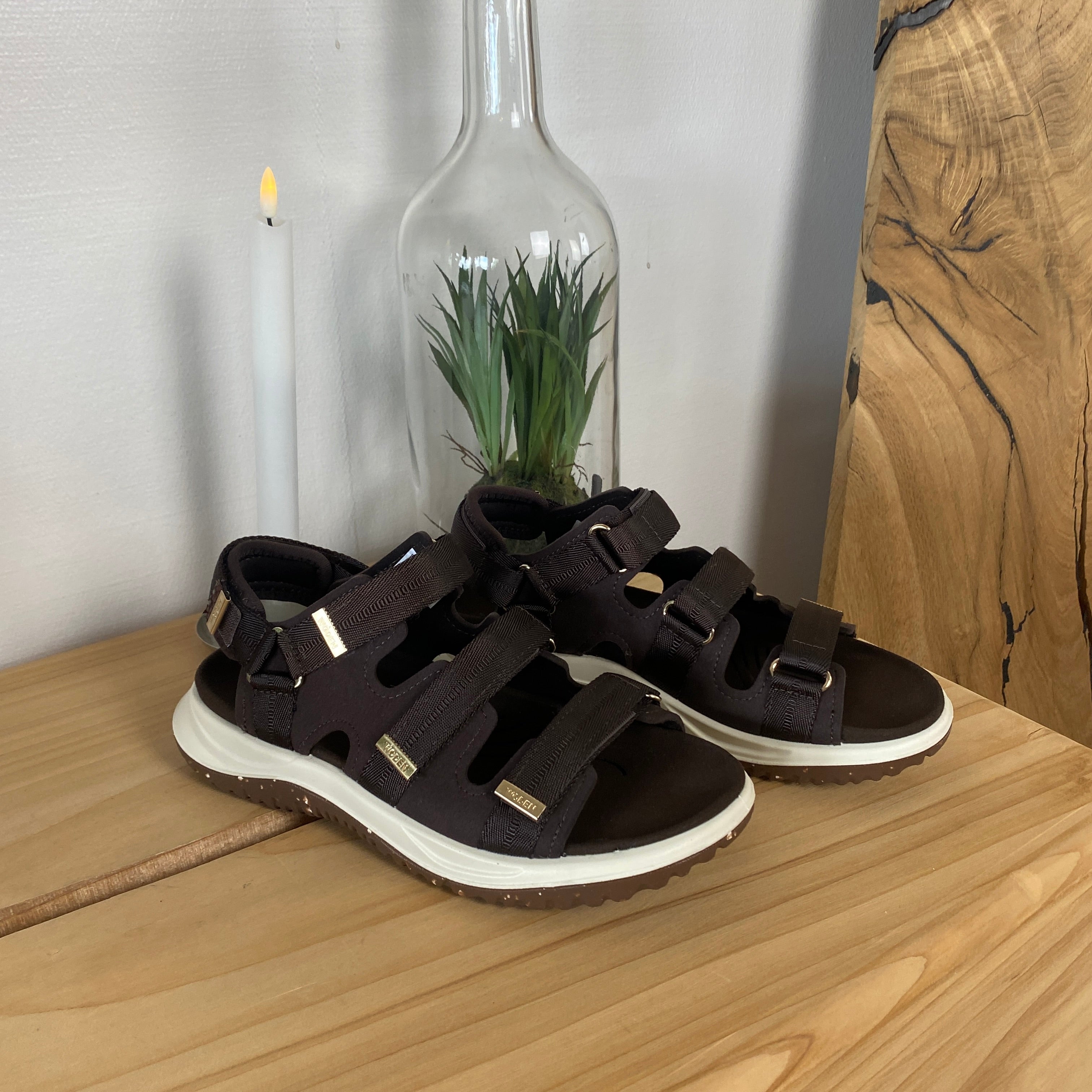 Woden sandal i mørkebrun – stabil komfort & justerbar pasform med hælrem