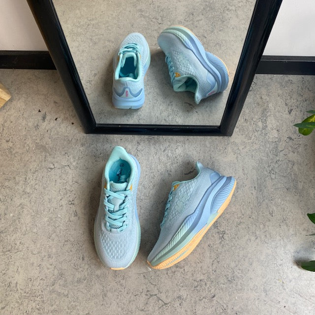 Sporty letvægtssko i turkis og orange