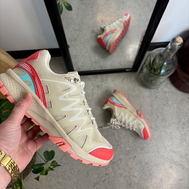 Beige sko med åndbar overdel og flotte detaljer