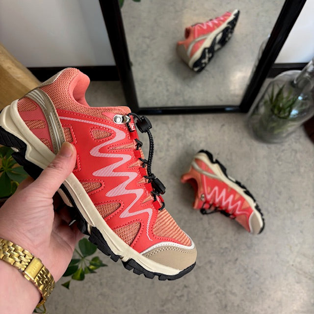 Fleksible laksefarvede sneakers med elastiksnørebånd.