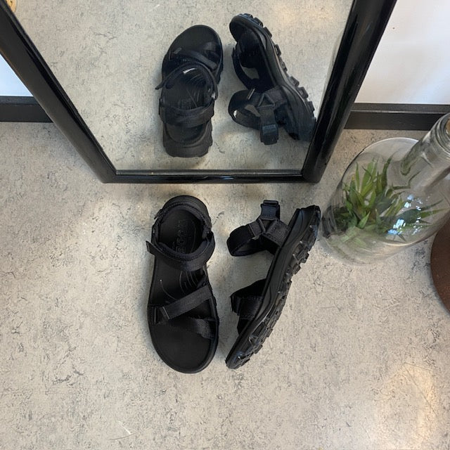 Sort Woden sandal med god svangstøtte