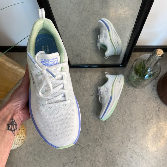 Hvid Skechers GoRun sko med flotte detaljer