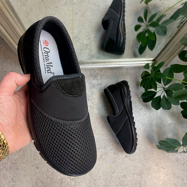 Sort fleksibel sko med skridhæmmende såler