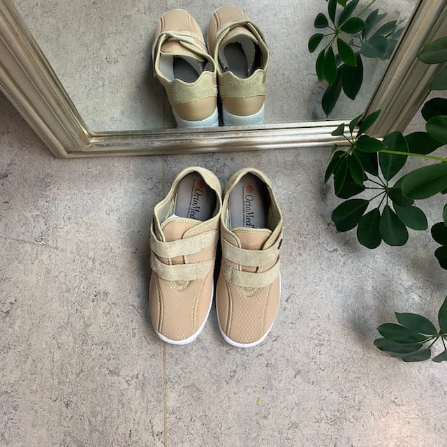 Lys fleksibel sko med skridhæmmende såler