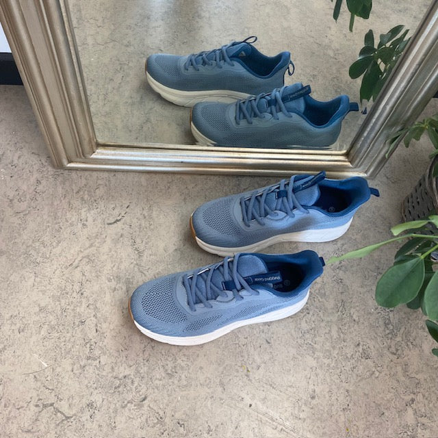 Lyseblå åndbar sko med god bredde