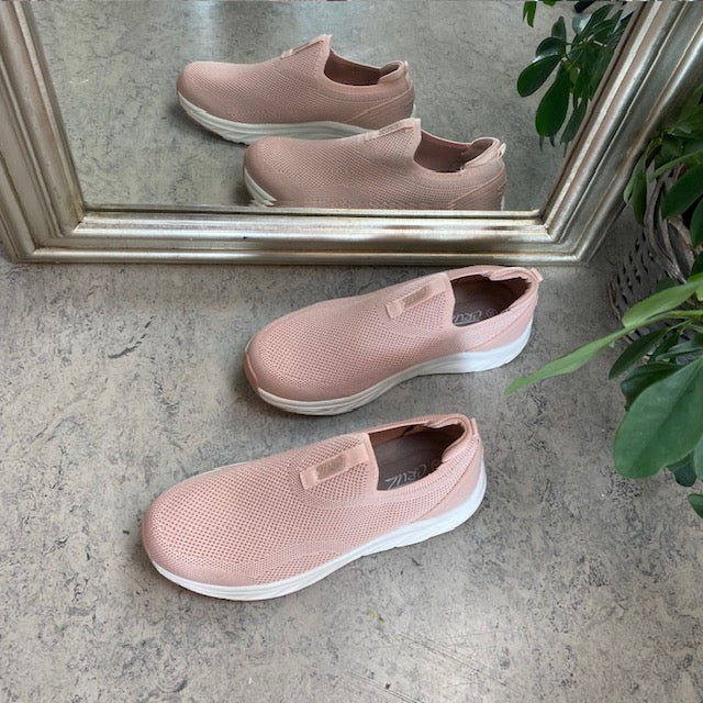 Rosa slip on sko fra Cruz med god bredde