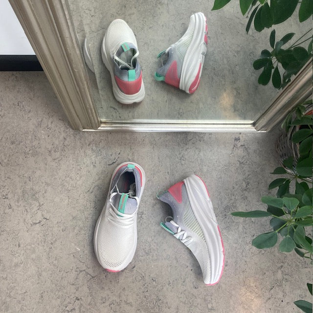 Grå/hvid åndbar slip on sko med stødabsorbering