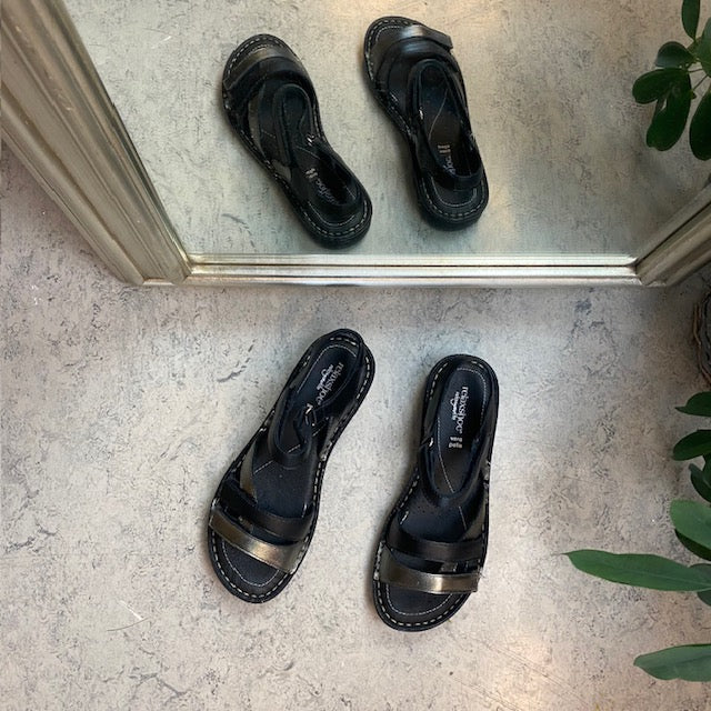 Sort skindsandal med tre remme og metallic detaljer fra Relaxshoe