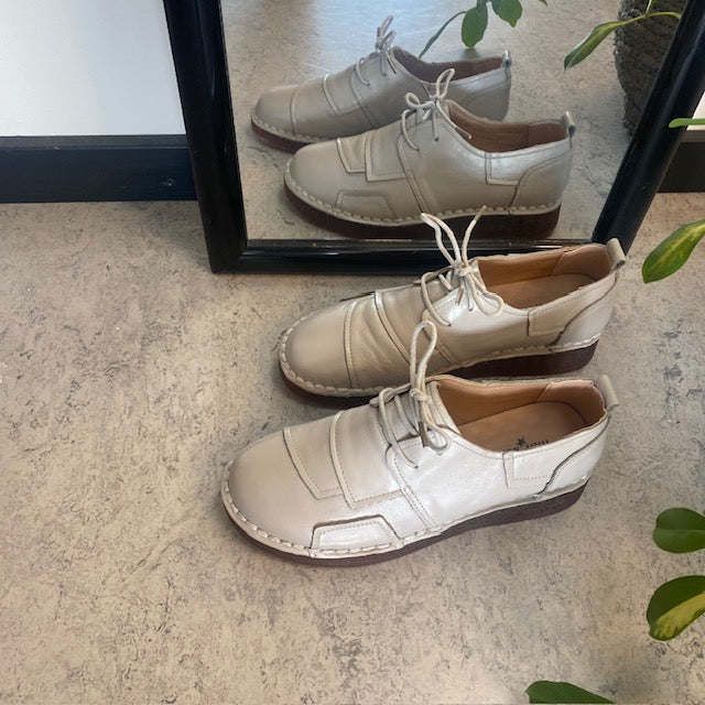 Lys beige skind snøresko med god stødabsorbering