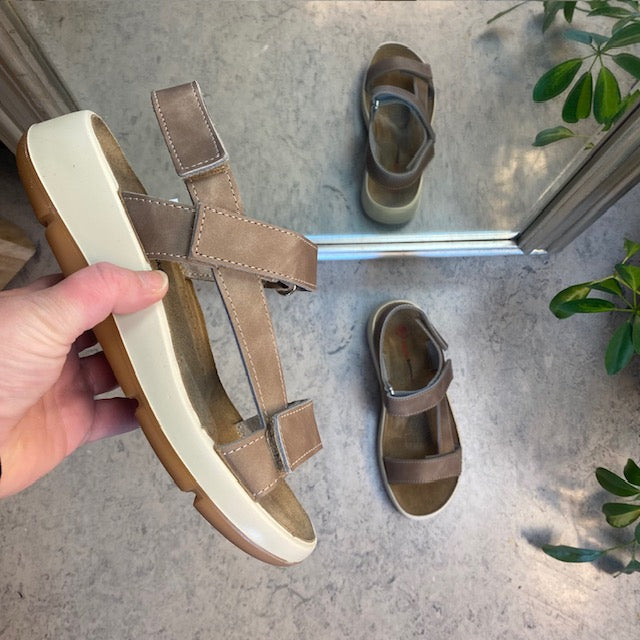 Brun skindsandal med tre justerbare remme og svangstøtte