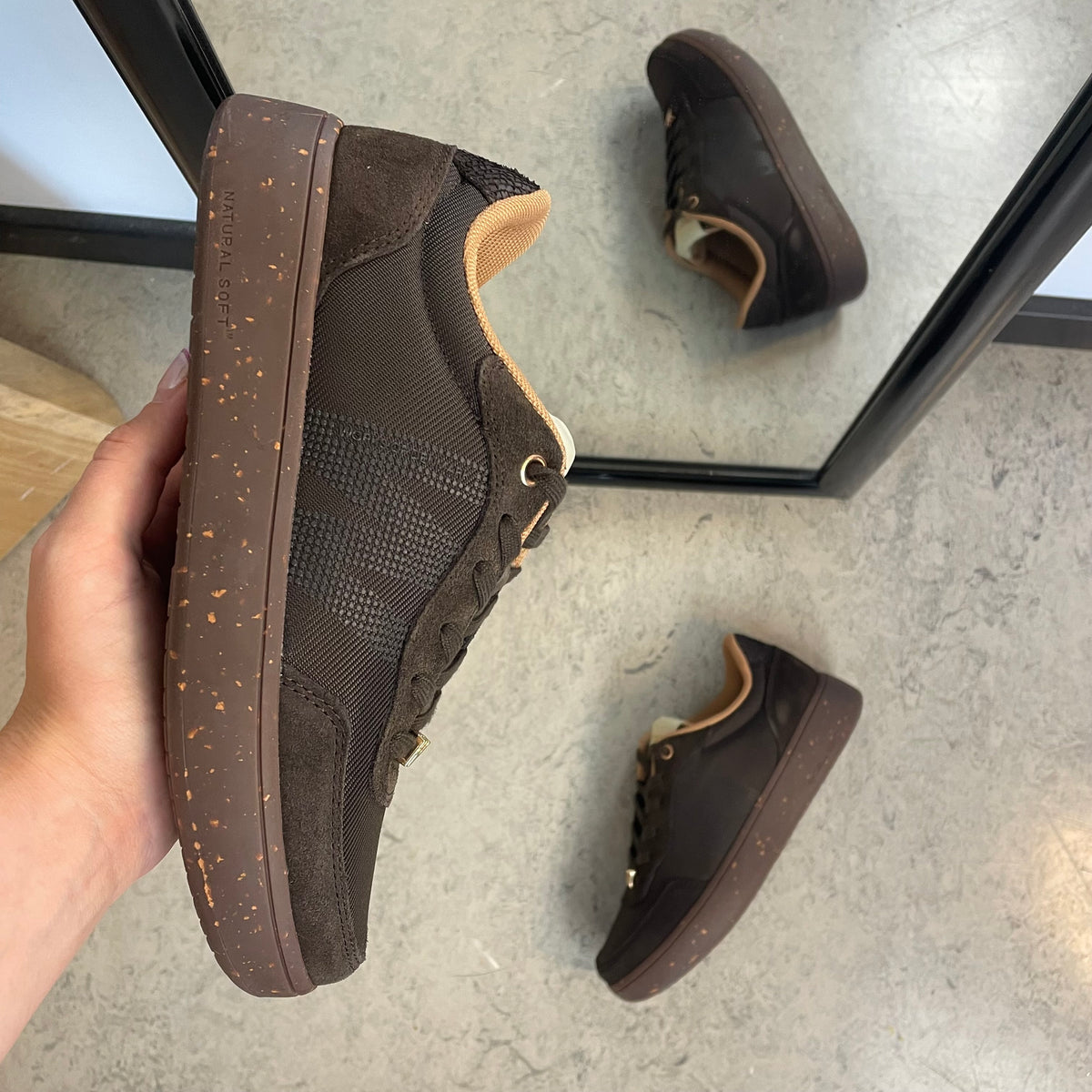 Woden Line Sneak – mørkebrun sneaker med gulddetaljer & blød komfort