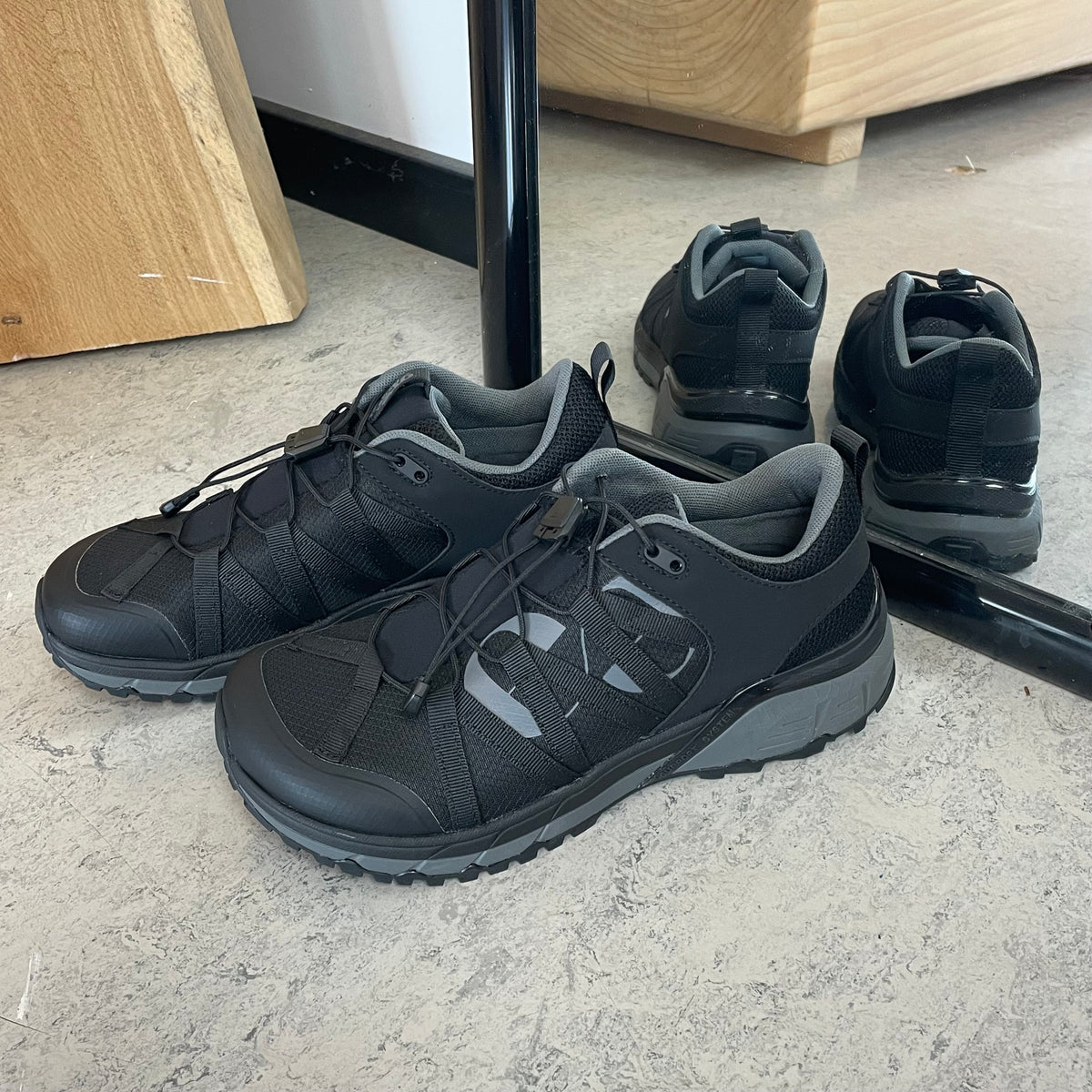 Sort vandafvisende damesko med bred pasform og svangstøtte fra Green Comfort