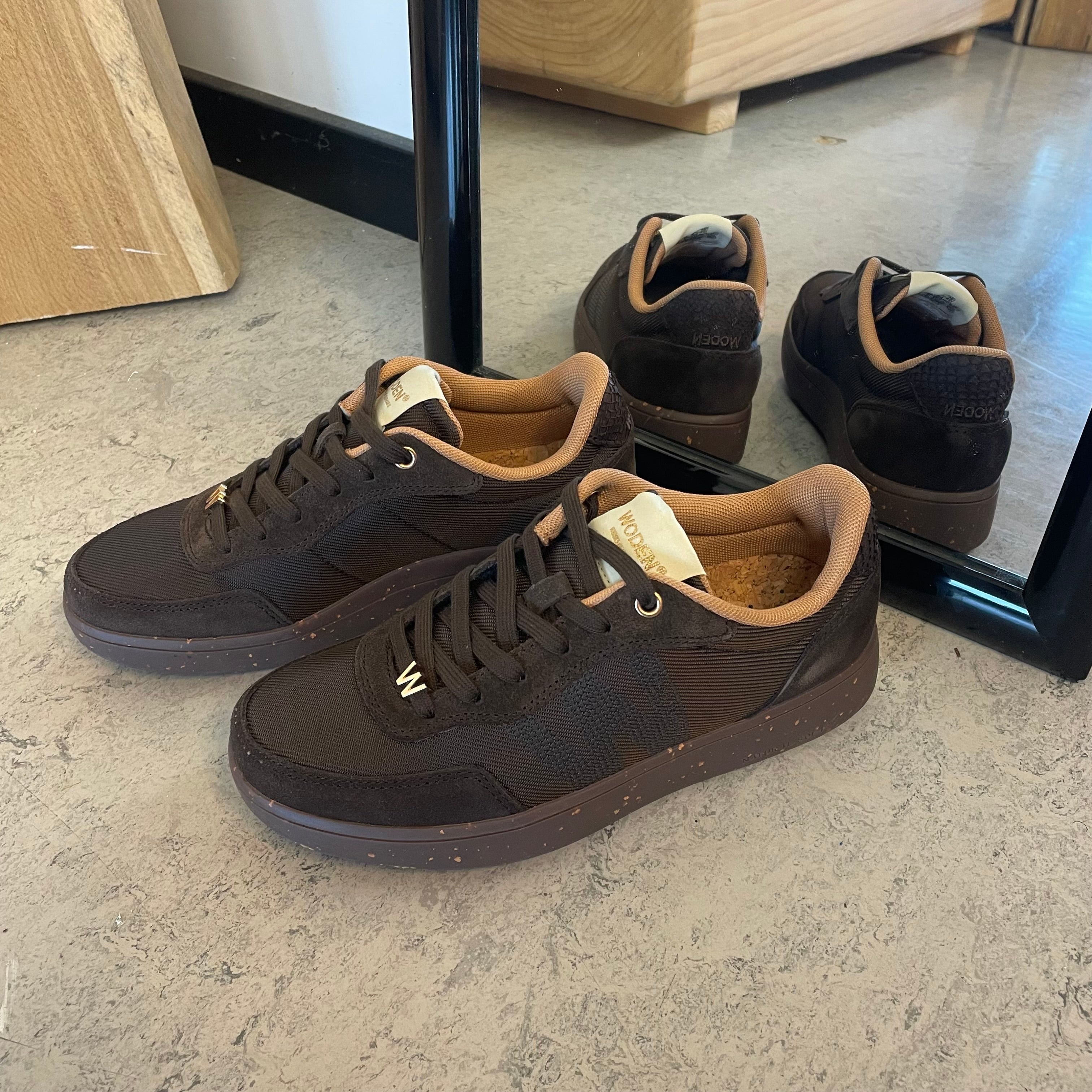 Woden Line Sneak – mørkebrun sneaker med gulddetaljer & blød komfort