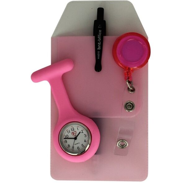 Sygeplejeur med lommebeskytter og nøglering