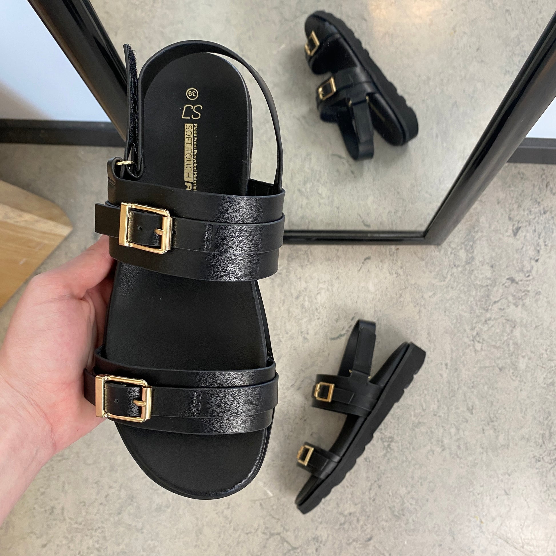 Sort sandal med spænder & hælrem – klassisk model med regulerbar pasform