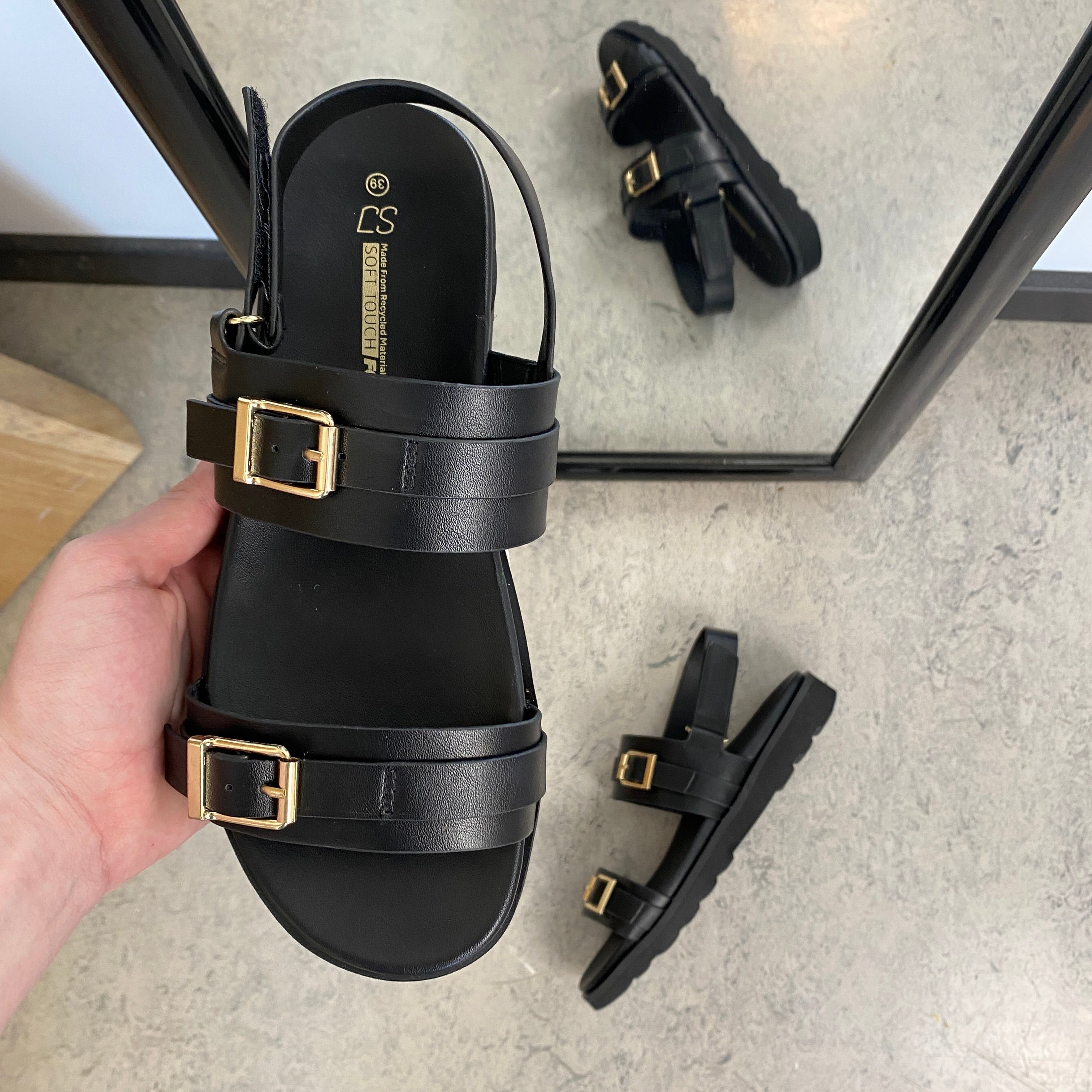 Sort sandal med spænder & hælrem – klassisk model med regulerbar pasform