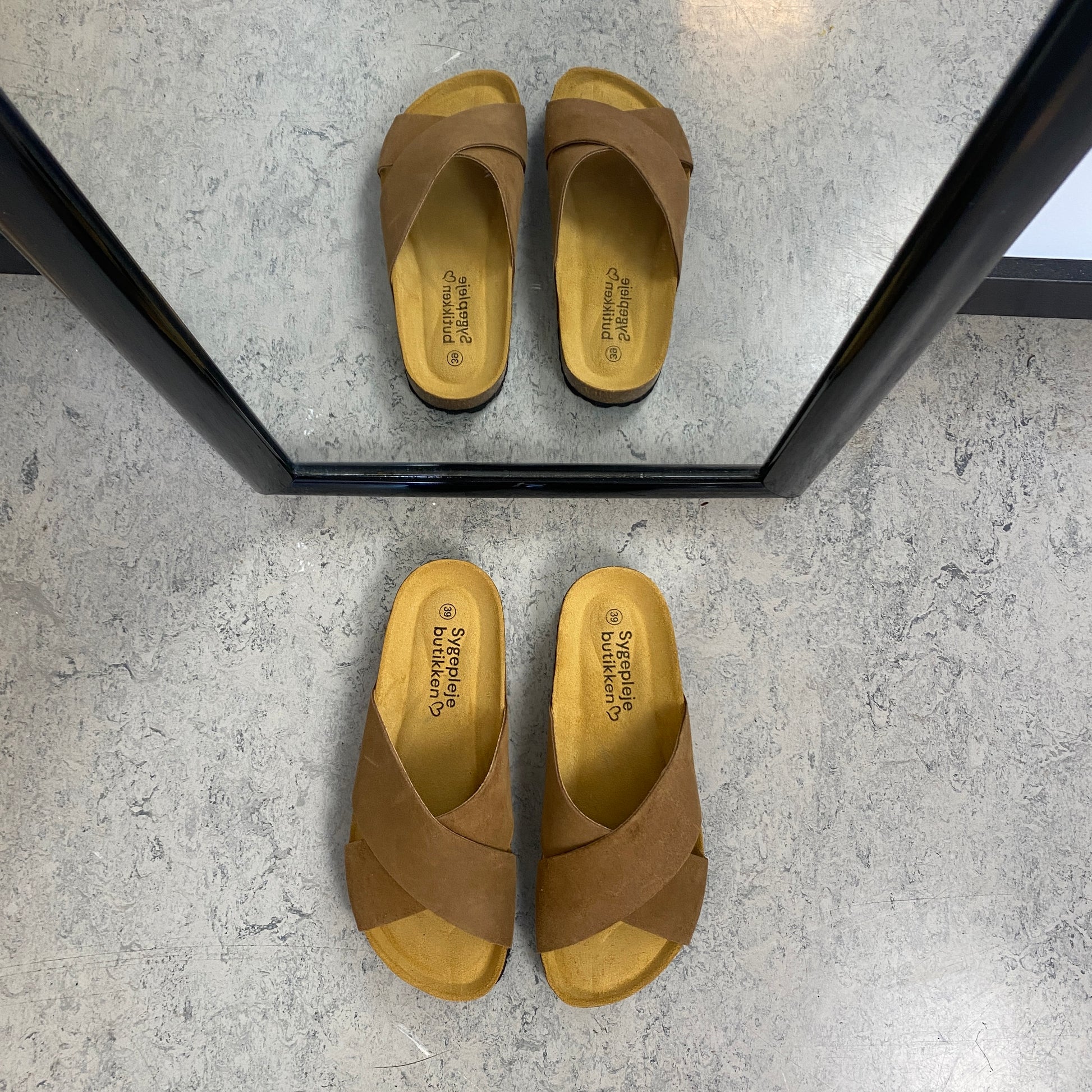 Serraje Roble – brun slip on sandal med krydsremme & komfort | Sygeplejebutikken