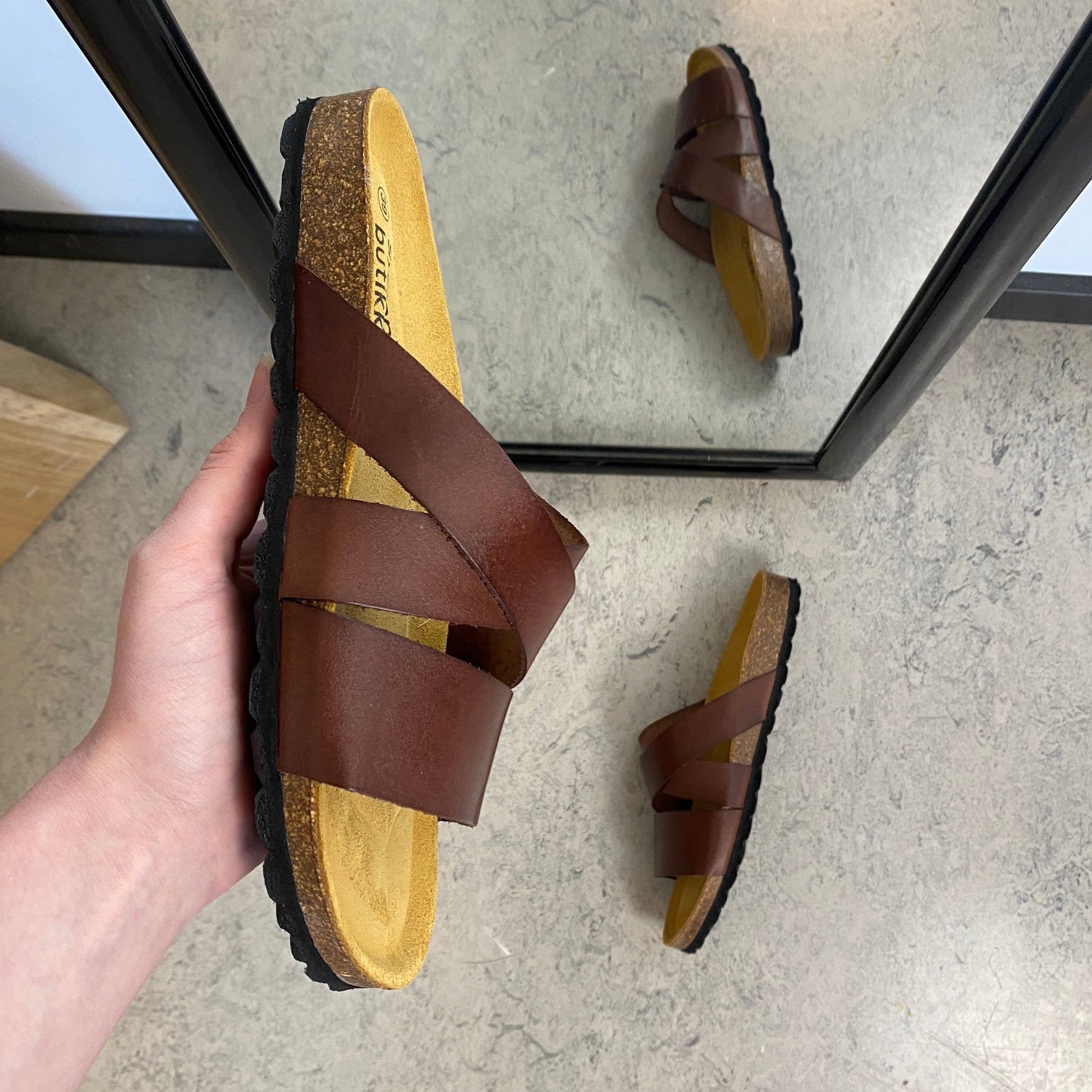 Slip on sandal i brun glat skind med krydsremme – komfort & støtte | Sygeplejebutikken