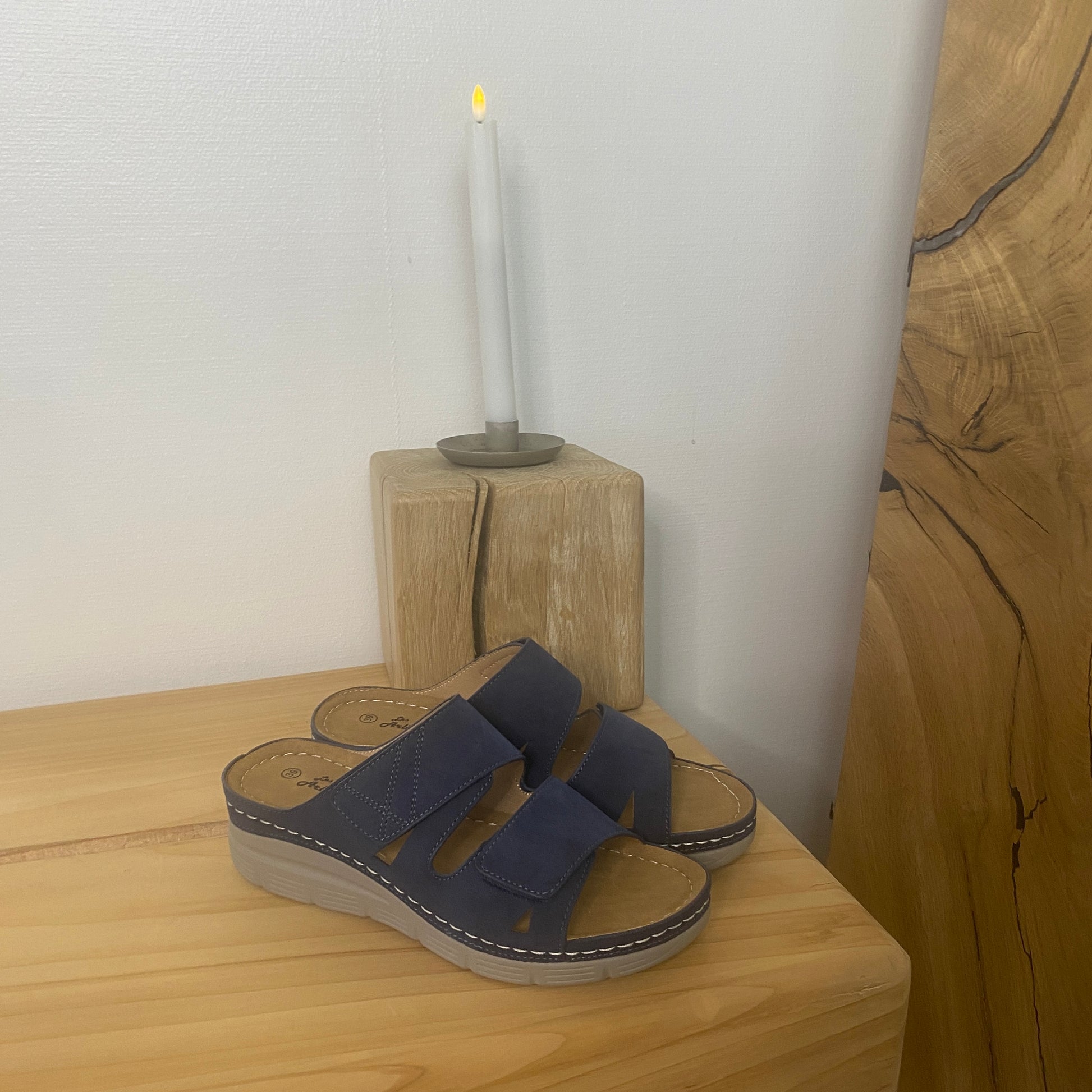 Blå slip on sandal med kilehæl & velcro – feminin & fleksibel til hverdagen