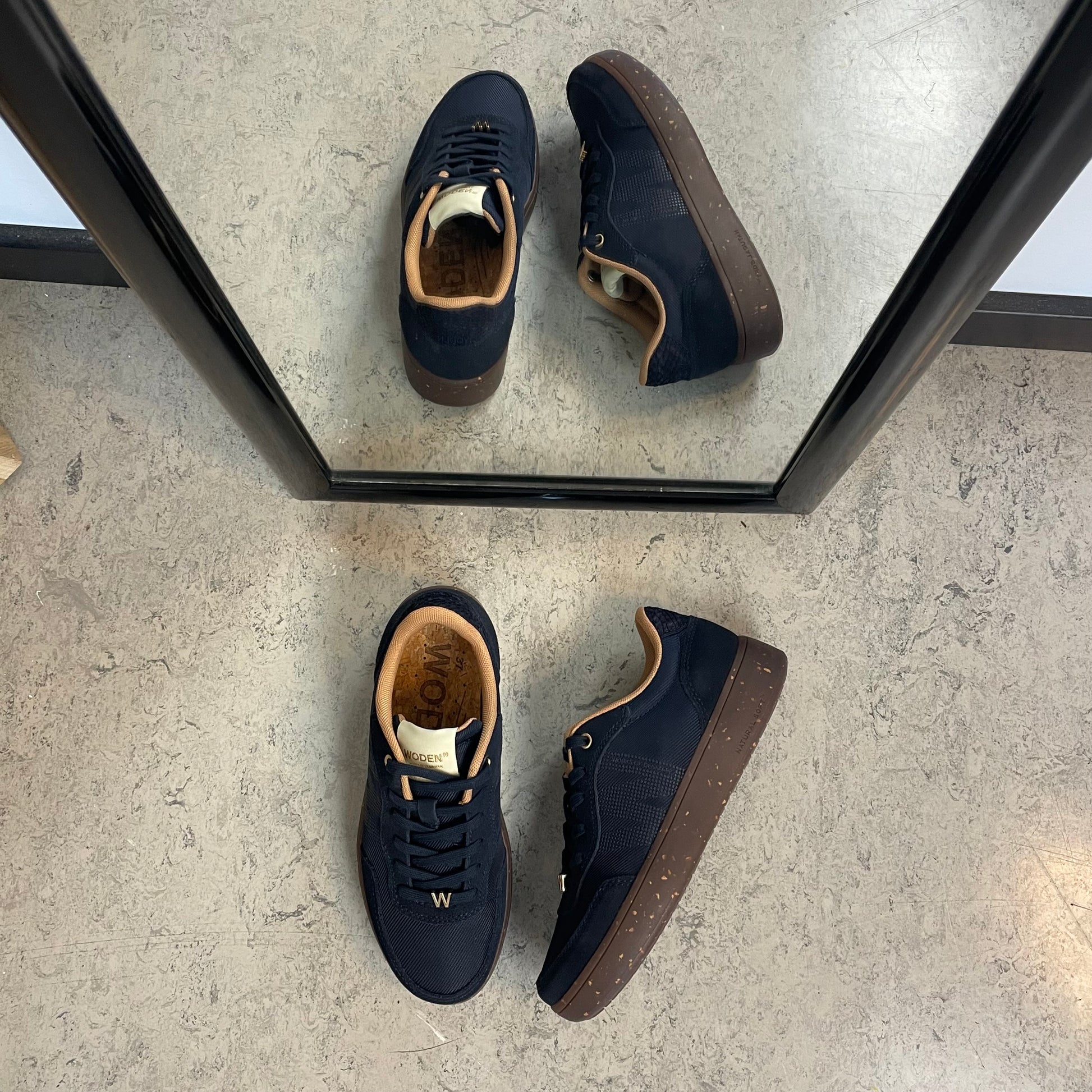 Woden Line Sneak – navy sneaker med gulddetaljer & blød komfort