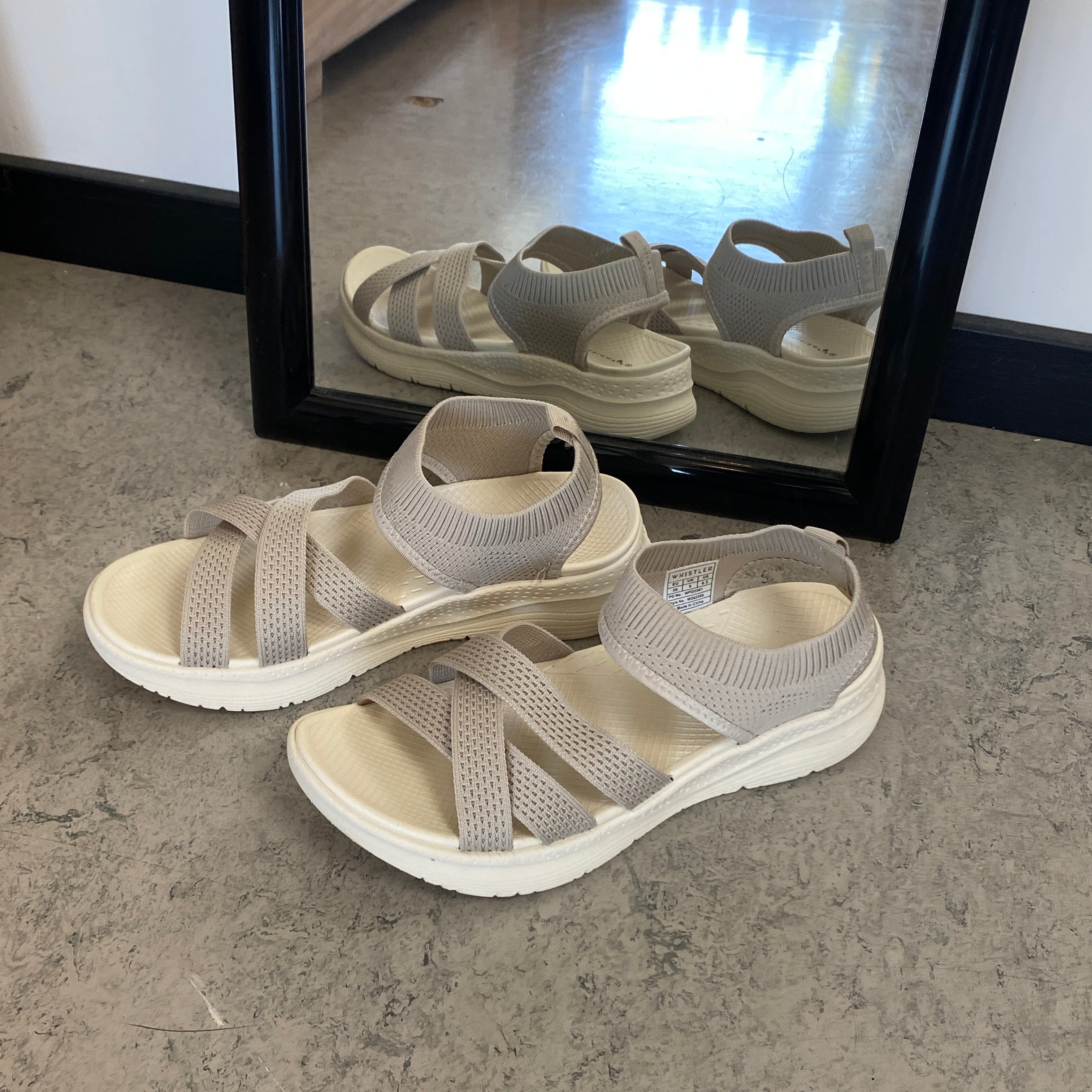 Whistler sandal i beige med elastisk pasform og god stødabsorbering