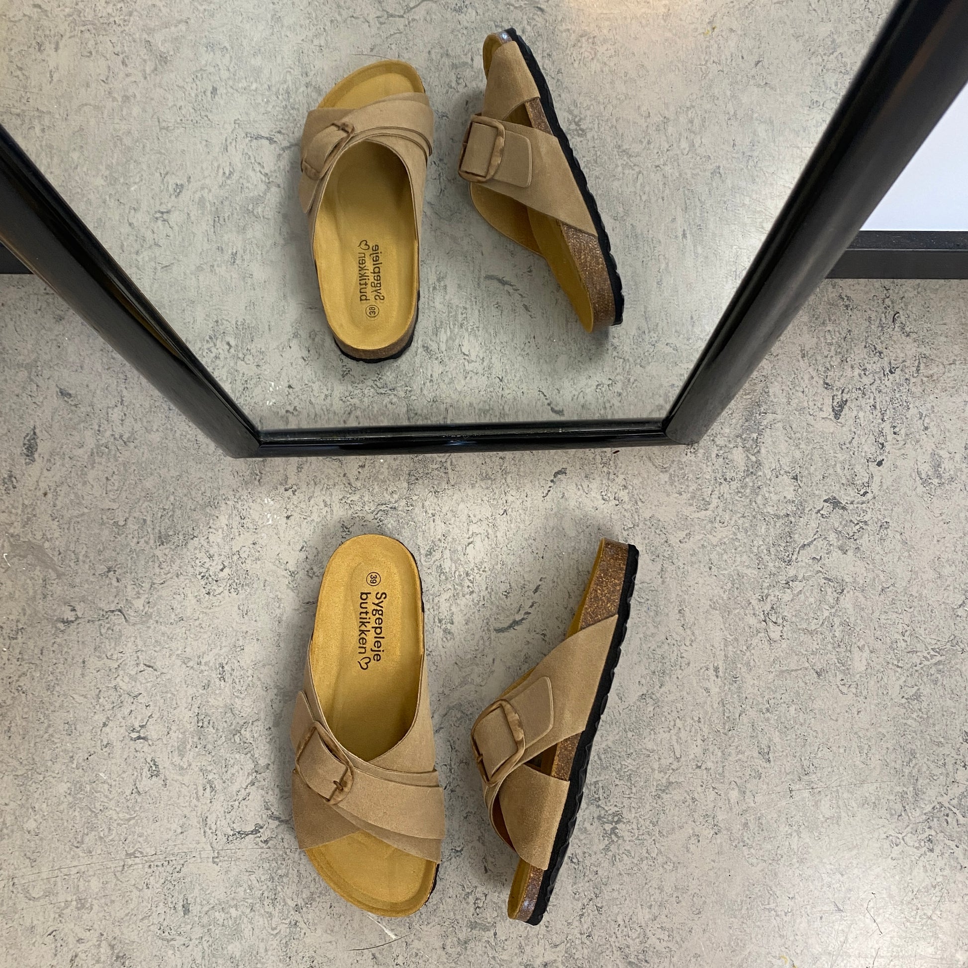 Lys brun slip on sandal i skind med dobbelt rem – komfort & støtte fra Sygeplejebutikken