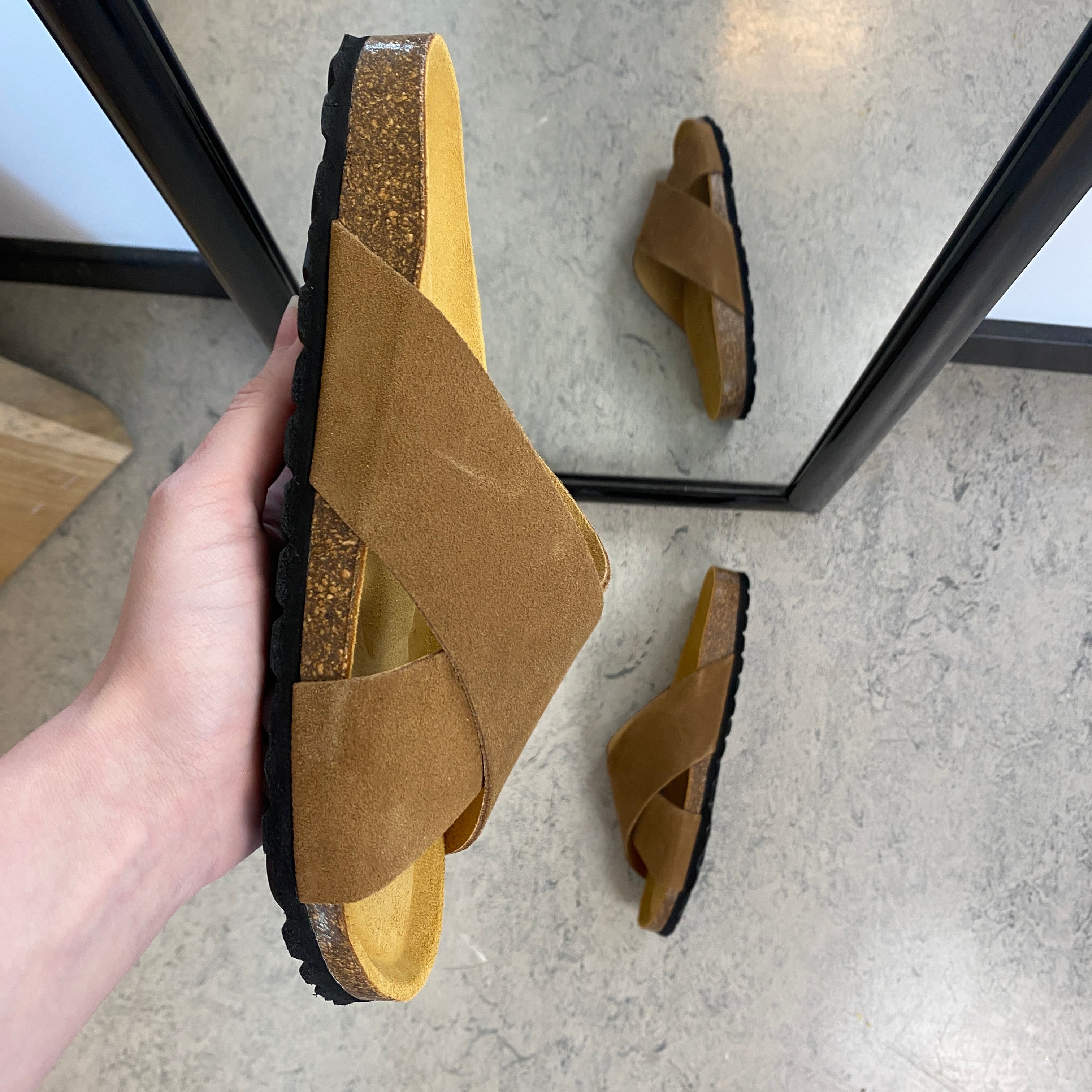 Serraje Roble – brun slip on sandal med krydsremme & komfort | Sygeplejebutikken