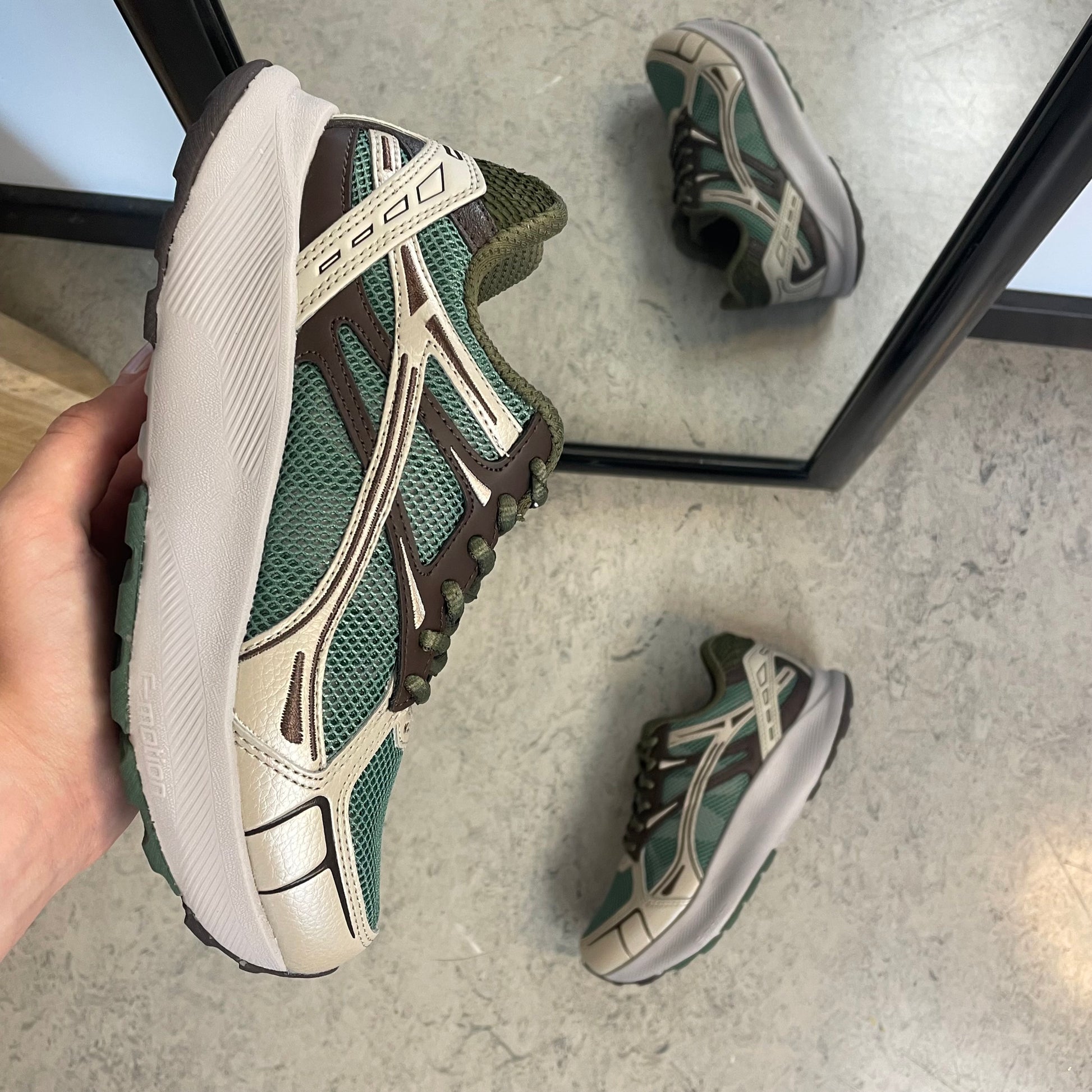 Woden Freja Runner – olivengrøn/brun sneaker med let gængesål