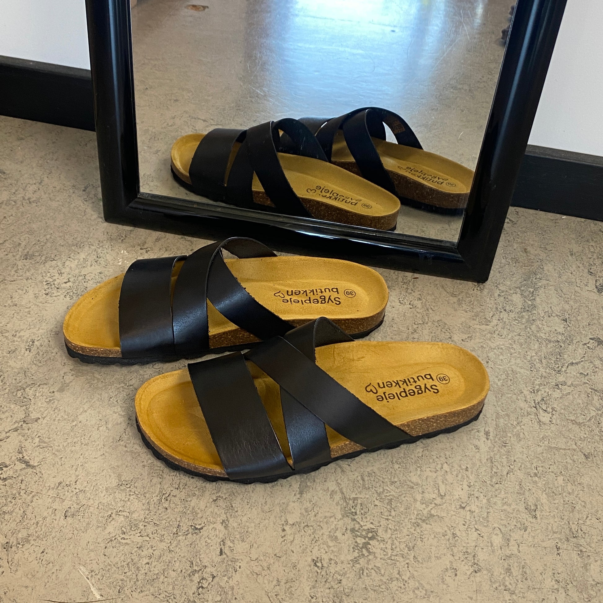 Slip on sandal i sort glat skind med krydsremme – komfort & støtte | Sygeplejebutikken