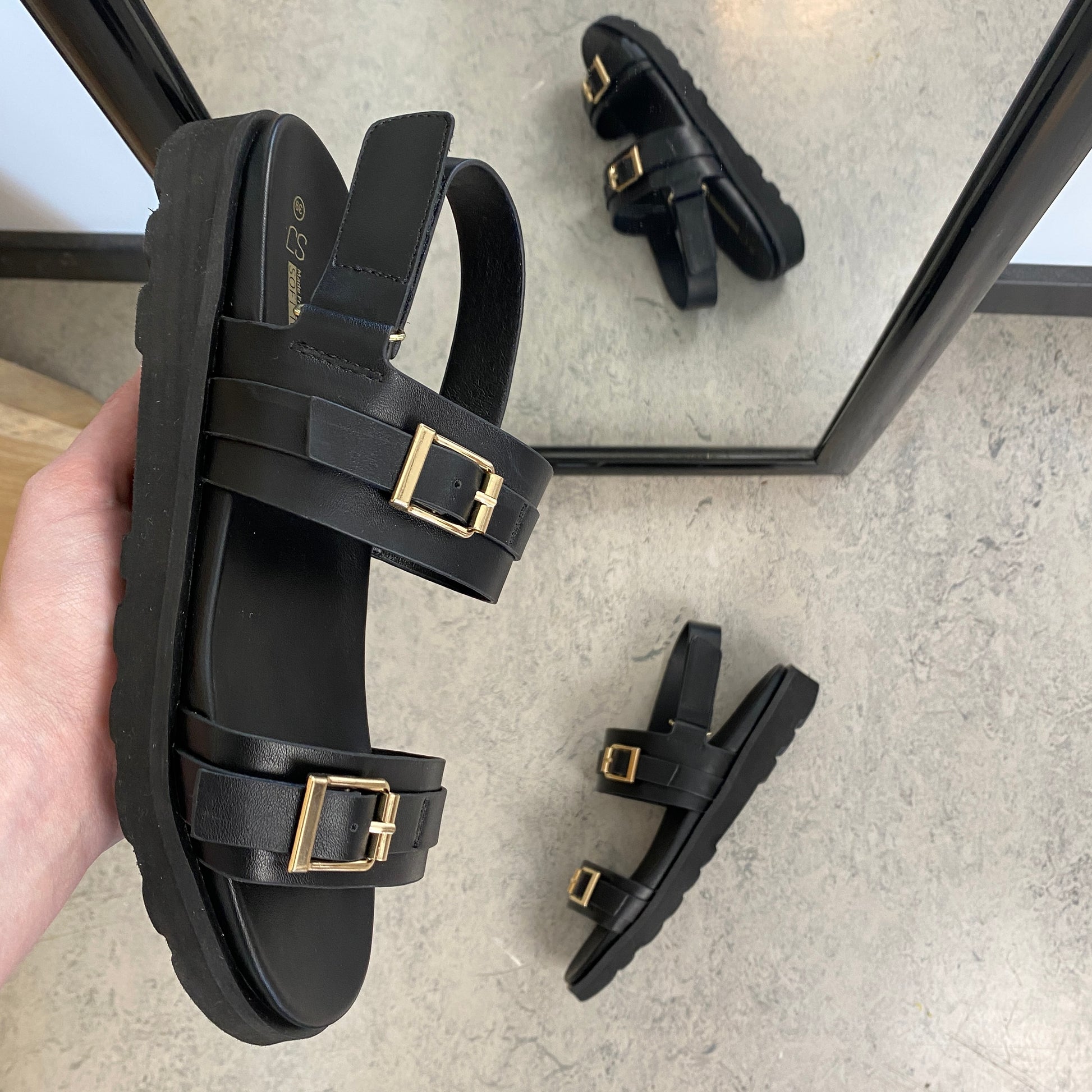 Sort sandal med spænder & hælrem – klassisk model med regulerbar pasform