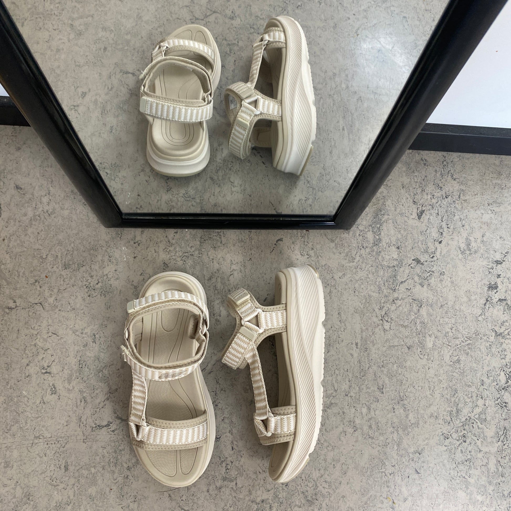 Cruz sandal i beige – Let & komfortabel med justerbare remme