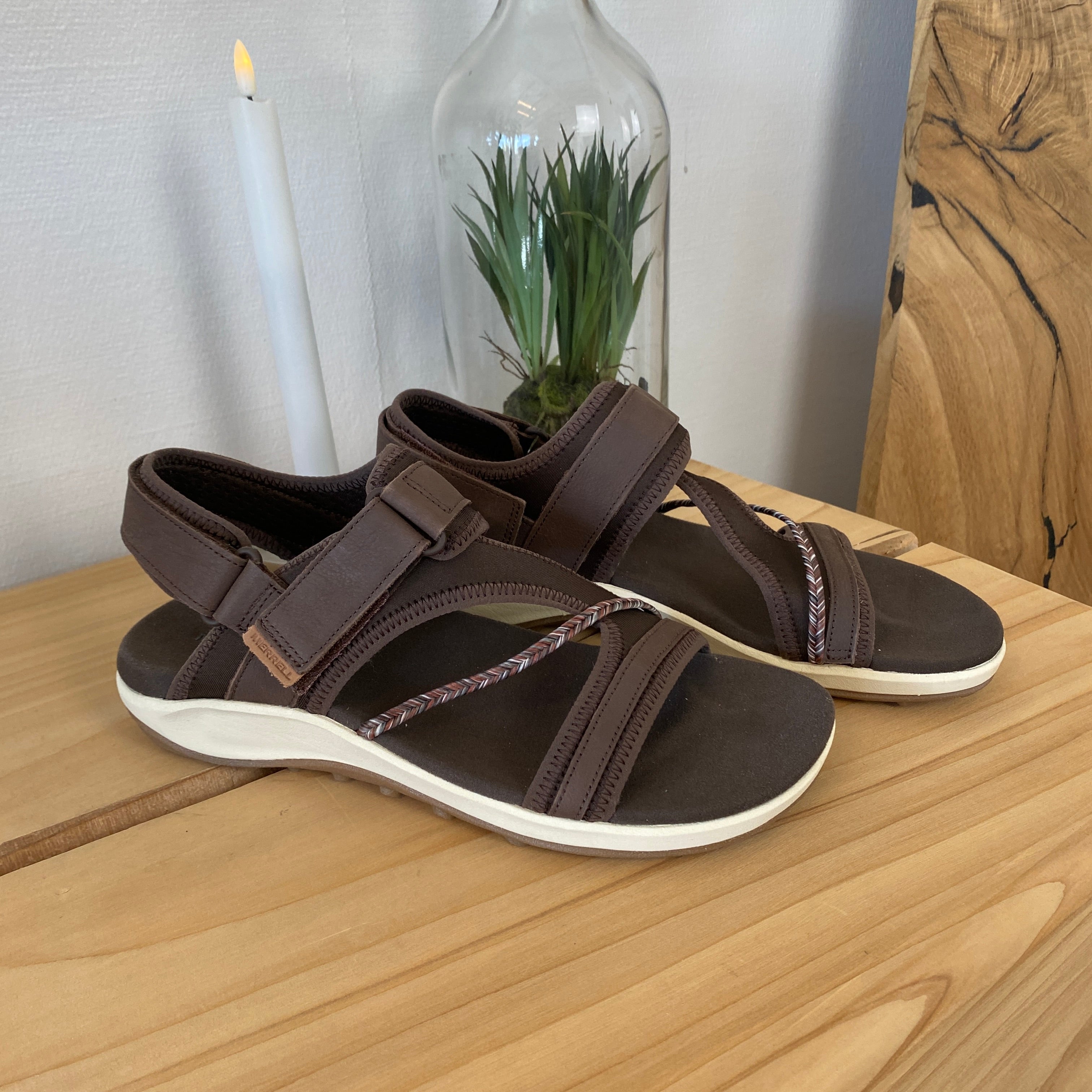 Brun Merrell sandal – let & komfortabel sandal med justerbar pasform