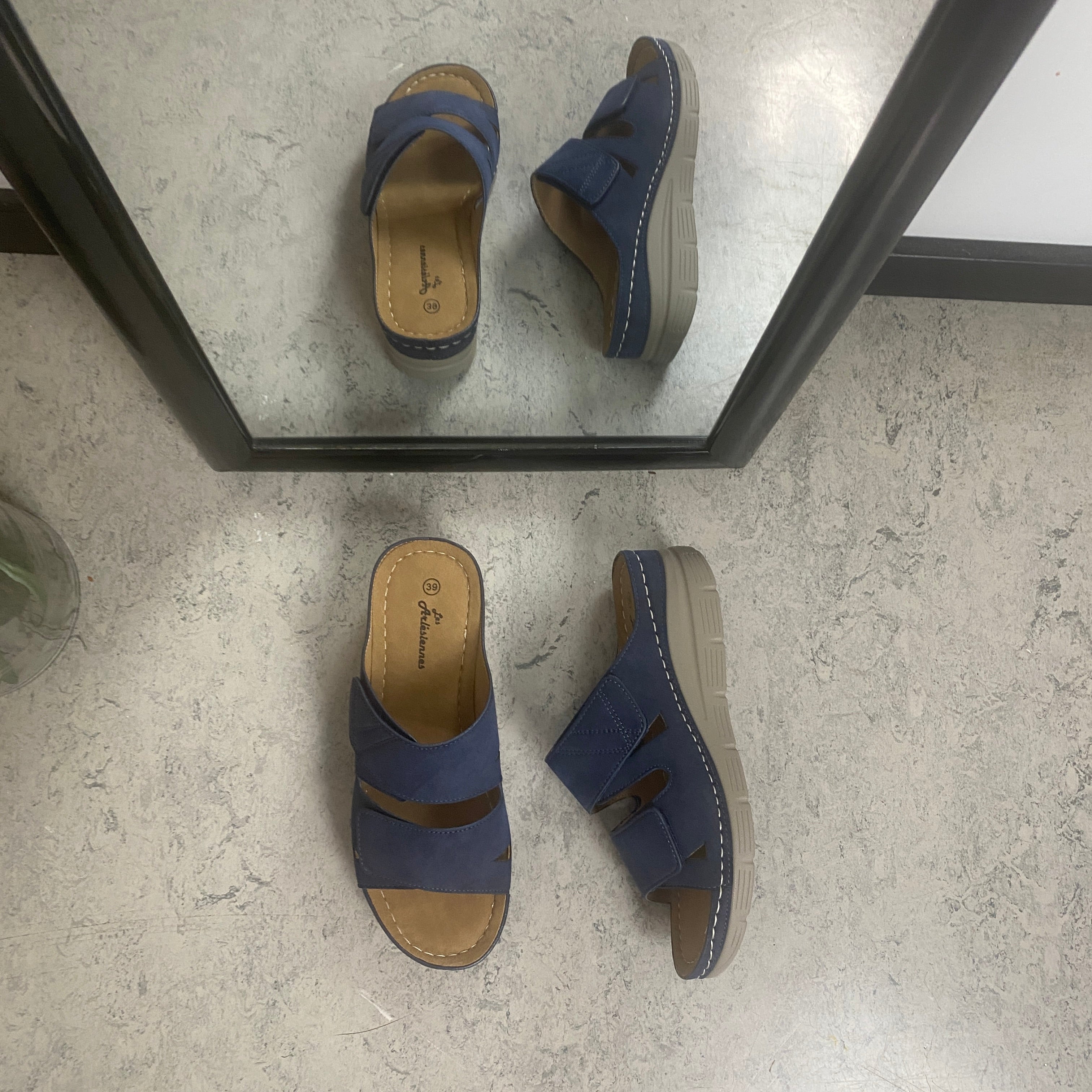 Blå slip on sandal med kilehæl & velcro – feminin & fleksibel til hverdagen