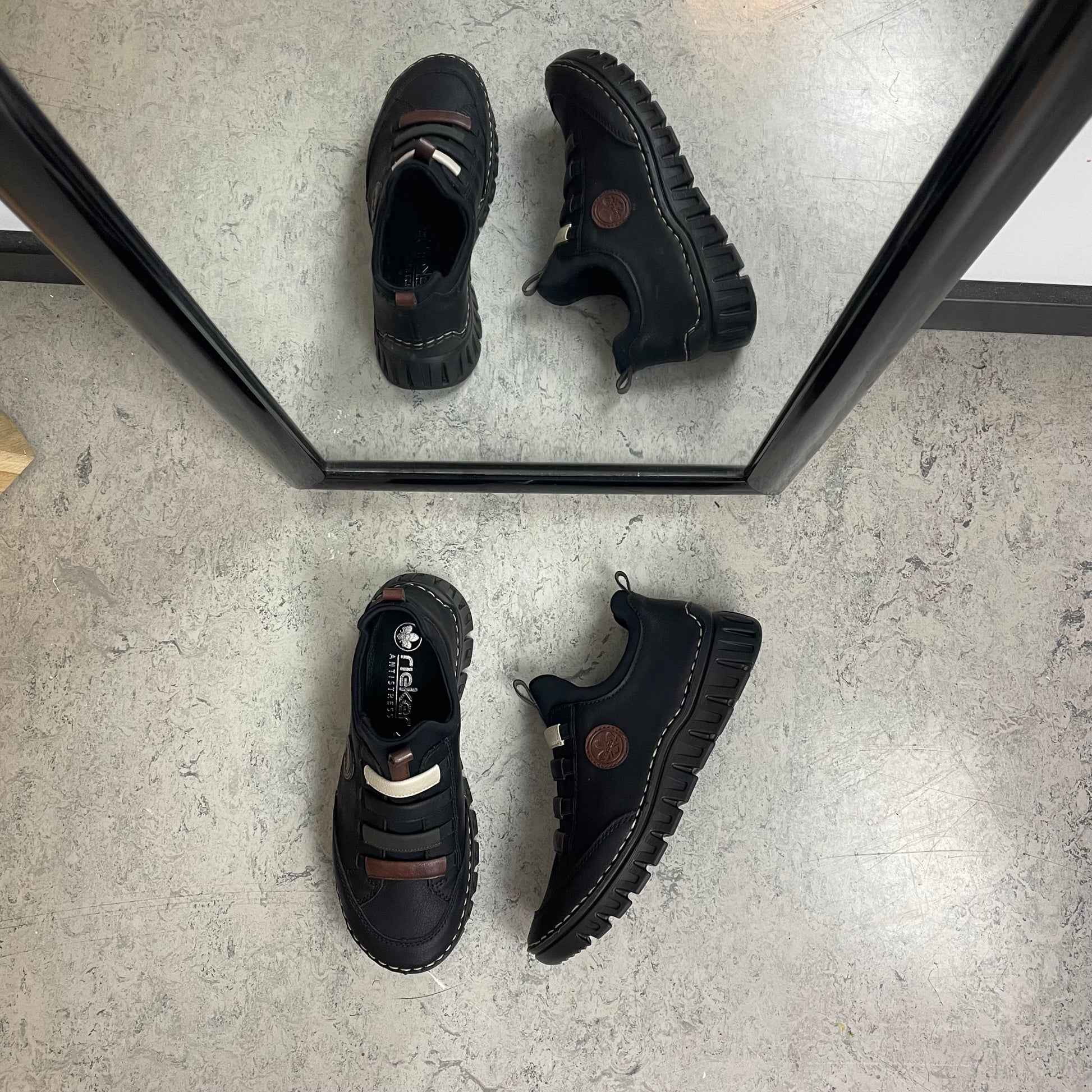 Rieker sko til dame i sort – fleksibel slip-on komfort