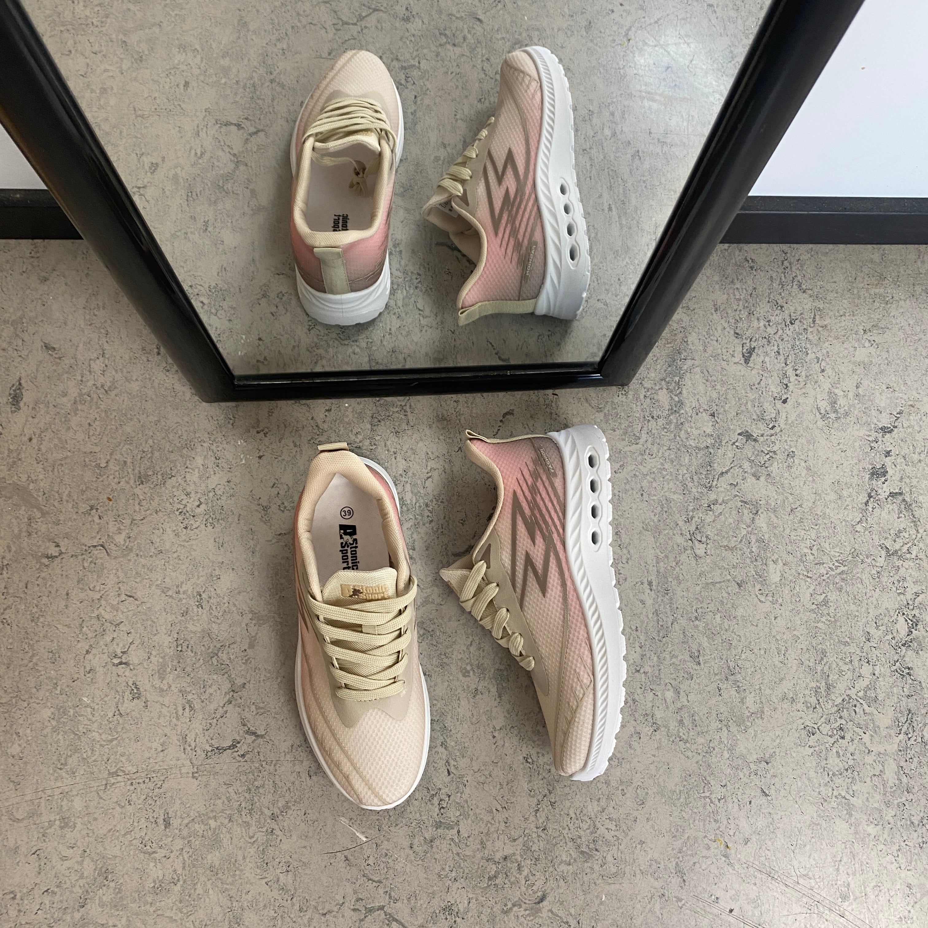 Beige letvægts sneakers i mesh med stødabsorberende sål