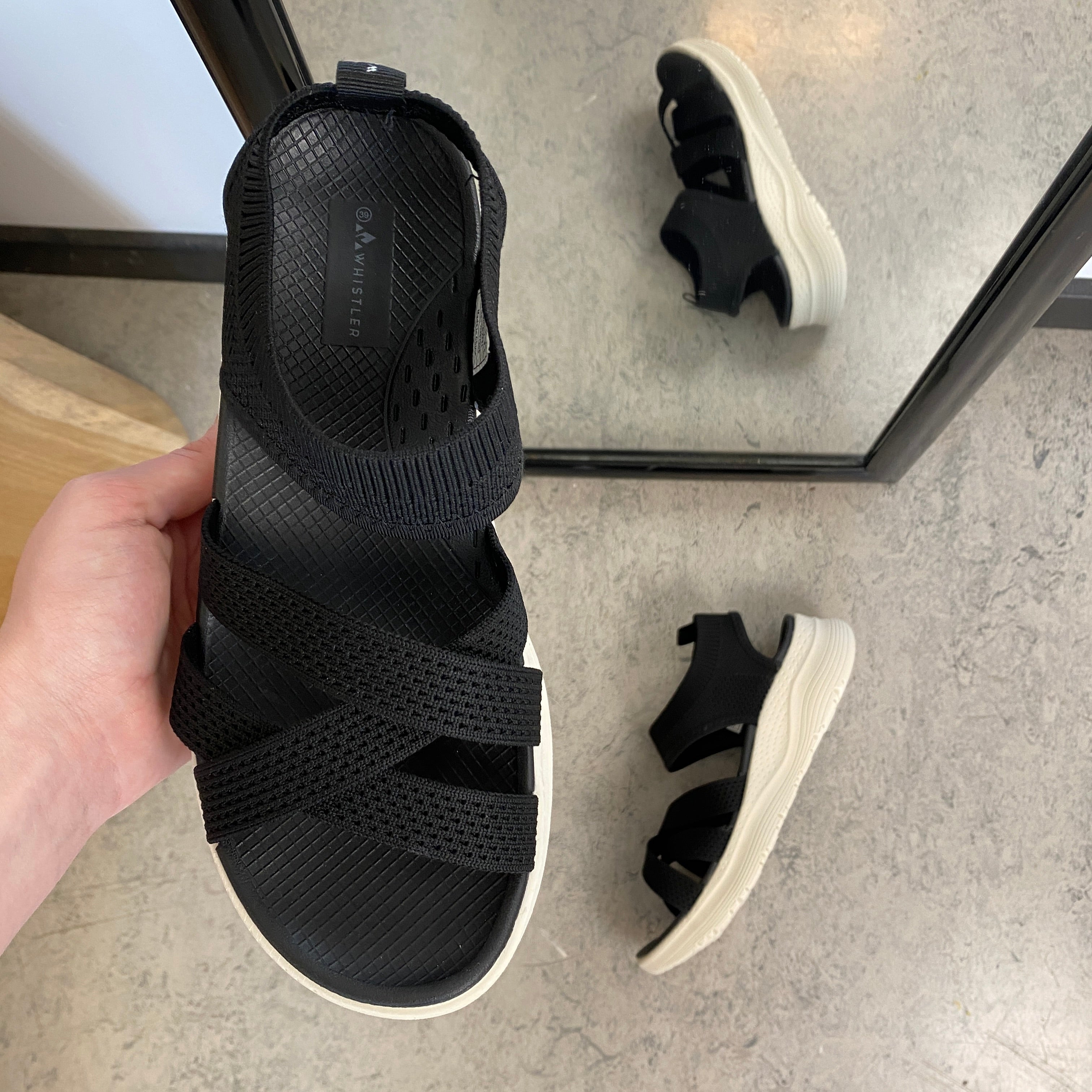 Whistler sandal i sort med elastisk pasform og god stødabsorbering