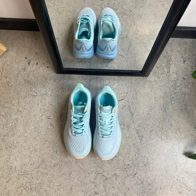 Sporty letvægtssko i turkis og orange