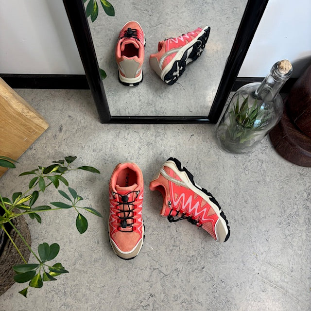 Fleksible laksefarvede sneakers med elastiksnørebånd.