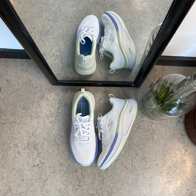 Hvid Skechers GoRun sko med flotte detaljer