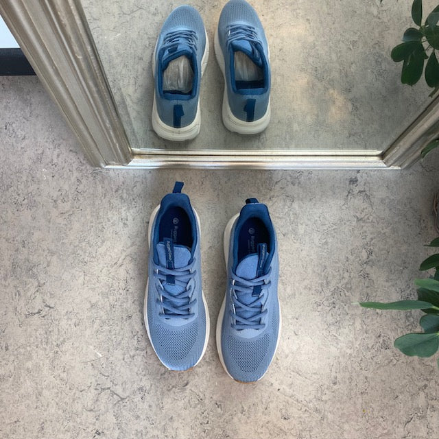 Lyseblå åndbar sko med god bredde