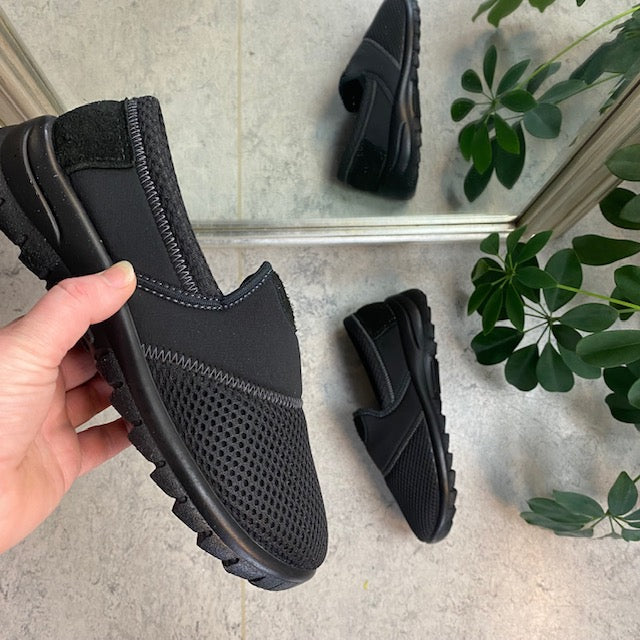 Sort fleksibel sko med skridhæmmende såler