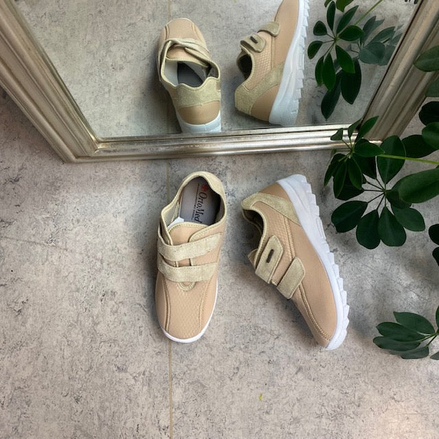 Lys fleksibel sko med skridhæmmende såler