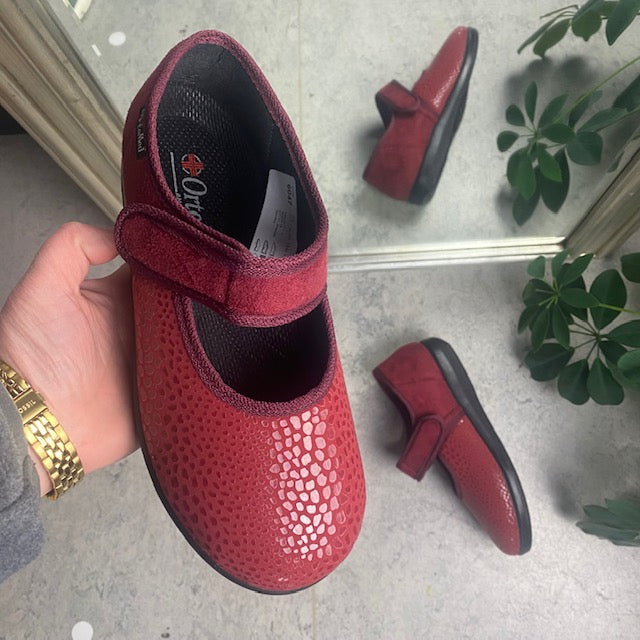 Rød ballerina med velcro og god plads