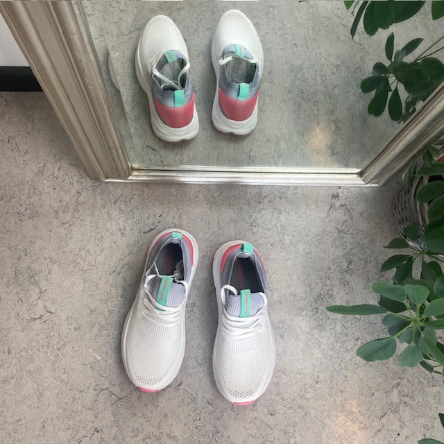 Grå/hvid åndbar slip on sko med stødabsorbering