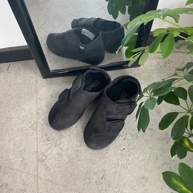 Sko med velcro og bred pasform og regulerbar hælrem