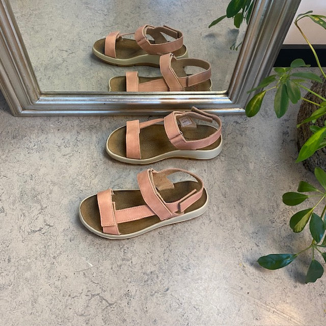 Rosa skindsandal med tre justerbare remme og svangstøtte