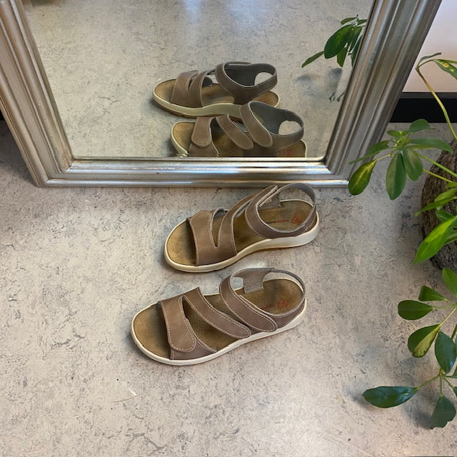 Elegant brun skindsandal med justerbare remme