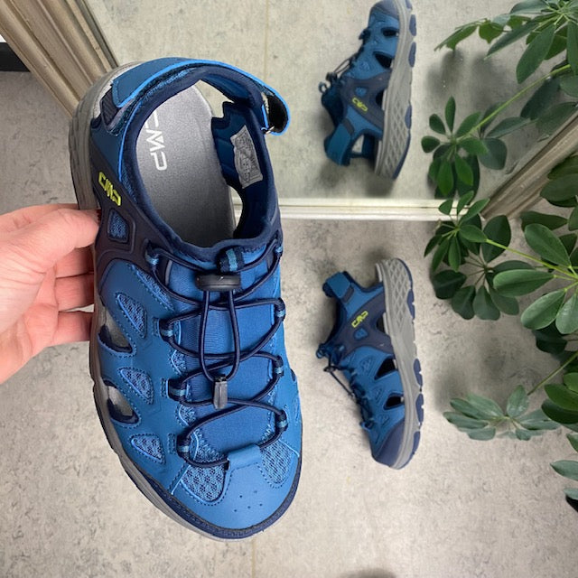 Lukket vandre sandal i blå fra CMP
