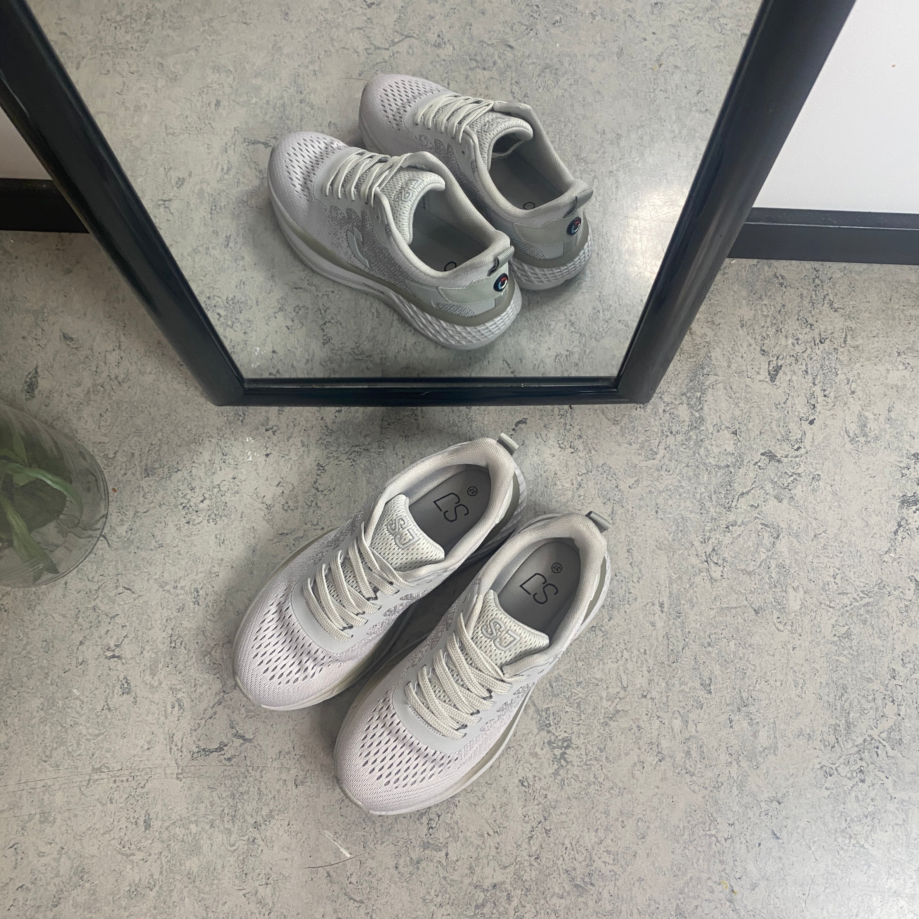 Grå sko – Sygeplejebutikken